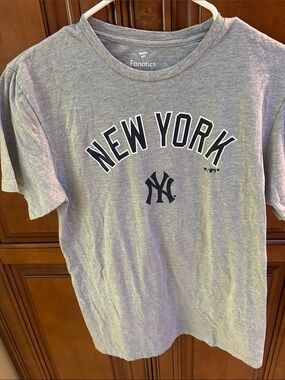 Fanatics Gray New York Yankees Arch Graphic Tee